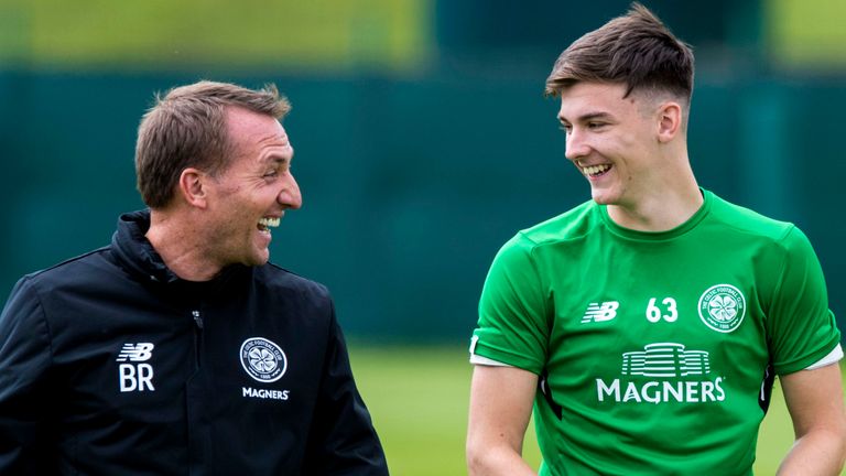 13/07/17. Lennoxtown - Glasgow. Gerente del Celtic Brendan Rodgers (izquierda) comparte una broma con Kieran Tierney