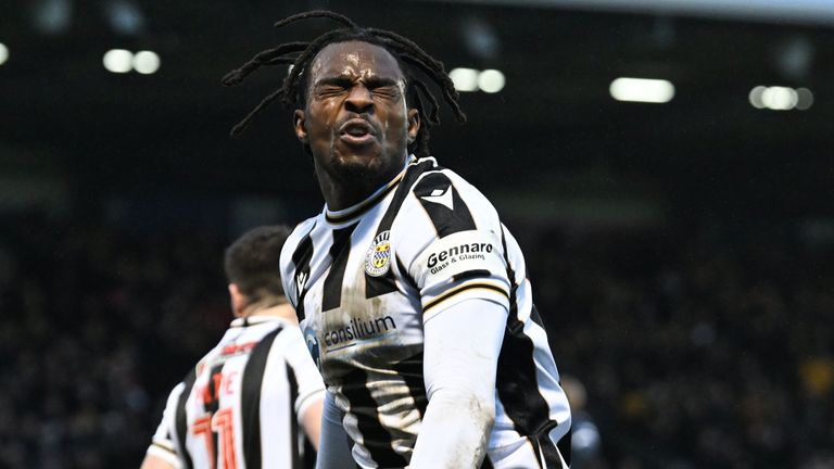 Toyosi Olunya dari St Mirren melakukan selebrasi setelah mencetak gol untuk menjadikan kedudukan 1-1 