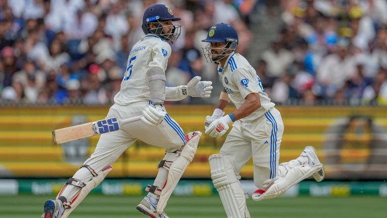 Washington Sundar dari India, kiri, dan Nitish Kumar Reddy berlari di antara gawang untuk mencetak gol saat bermain pada hari ketiga tes kriket keempat antara Australia dan India di Melbourne Cricket Ground, Melbourne, Australia, Sabtu, 28 Desember 2024. ( Foto AP/Asanka Brendon Ratnayake)