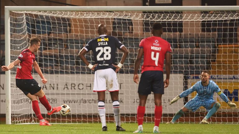 White mencetak penalti untuk menjadikan skor 3-0 melawan Dundee