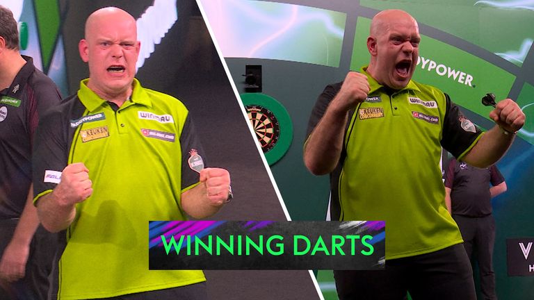 Michael Gerwen mengaum penuh semangat setelah mengalahkan Jeffrey de Graaf 4-2, untuk mencapai perempat final Kejuaraan Dart Dunia 2025. 