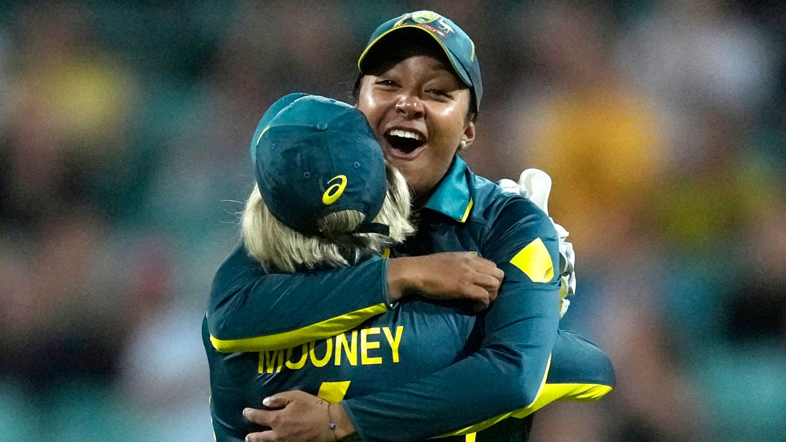 Australia retain Women’s Ashes as England beaten again in first T20 international at Sydney Cricket Ground