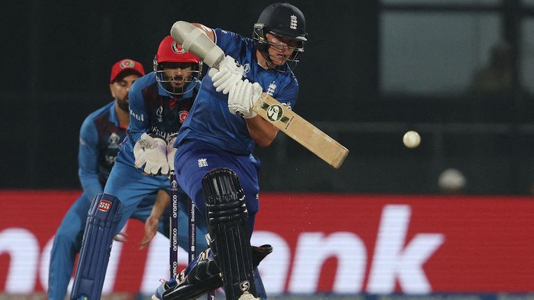 Kriket - Piala Dunia Kriket ICC 2023 - Inggris v Afghanistan - Stadion Arun Jaitley, New Delhi, India - 15 Oktober 2023 Adil Rashid dari Inggris beraksi REUTERS/Anushree Fadnavis