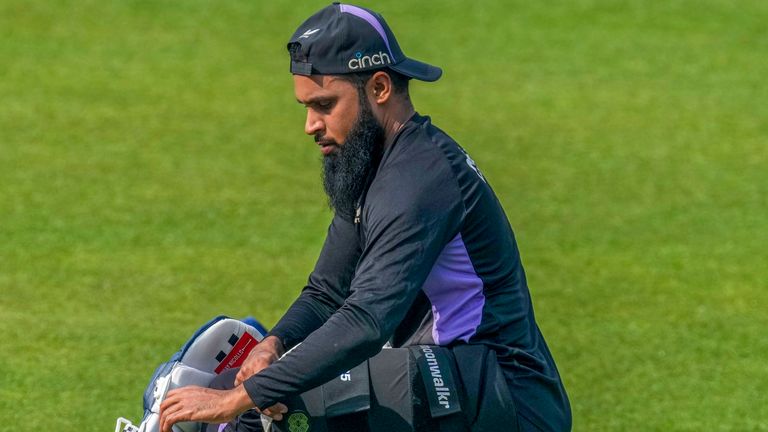 Adil Rashid Inggris dalam pelatihan selama seri bola putih di India (Associated Press) 