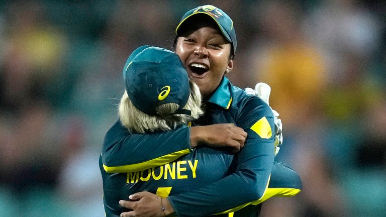 Alana King dari Australia dan Beth Mooney merayakan mempertahankan Women's Ashes melawan Inggris (Associated Press)