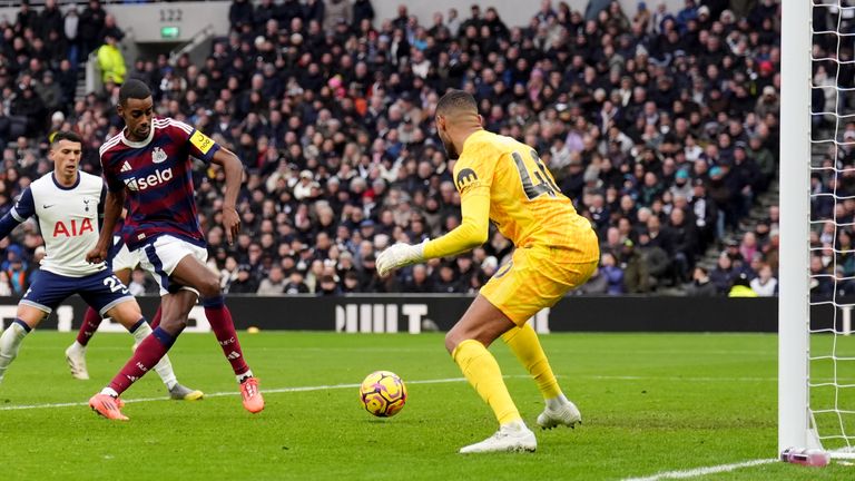 Alexander Isak memberi Newcastle keunggulan 2-1