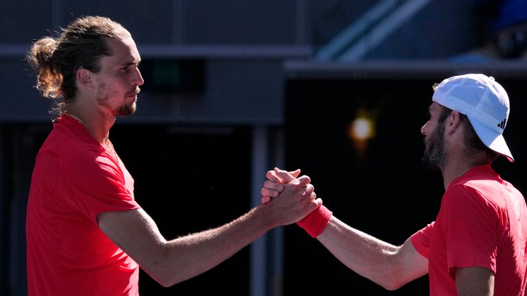 Alexander Zverev berjabat tangan dengan Jacob Fearnley menyusul kemenangannya pada putaran ketiga Australia Terbuka