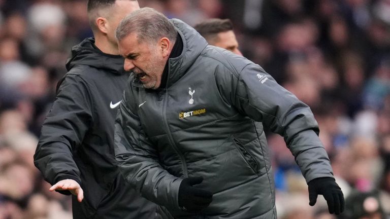 Reaksi Ange Postecoglou selama pertandingan antara Tottenham dan Newcastle