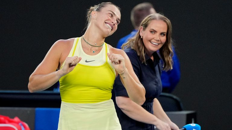 Aryna Sabalenka merayakan kemenangan bersama presenter di lapangan Jelena Dokic, setelah pertandingan putaran pertamanya melawan Sloane Stephens dari AS pada kejuaraan tenis Australia Terbuka di Melbourne, Australia, Minggu, 12 Januari 2025. (AP Photo/Vincent Thian)