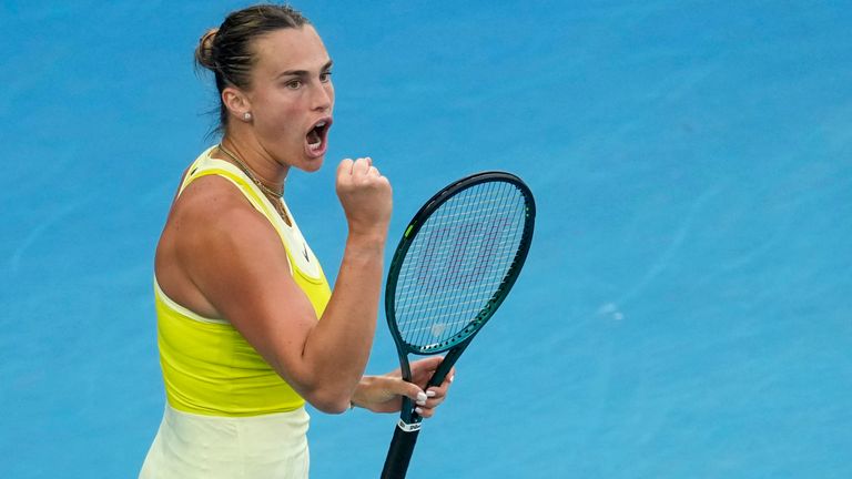 Reaksi Aryna Sabalenka dari Belarus Saat pertandingan perempat final melawan Anastasia Pavlyuchenkova dari Rusia Dalam pertandingan perempat final mereka di Kejuaraan Tenis Australia Terbuka di Melbourne, Australia, Selasa, 21 Januari 2025. (AP Photo/Asanka Brendon Ratnayake)