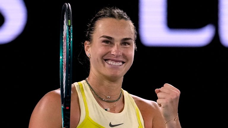 Aryna Sabalenka dari Belarus Merayakan Usai Mengalahkan Anastasia Pavlyuchenkova dari Rusia pada Pertandingan Perempatfinal Kejuaraan Tenis Australia Terbuka di Melbourne, Australia, Selasa, 21 Januari 2025. (AP Photo/Manish Swarup)