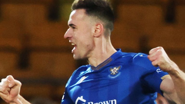 Bozo Mikulic dari St Johnstone merayakan setelah mencetak gol untuk menjadikan kedudukan 2-1 dalam pertandingan Liga Utama William Hill antara St Johnstone dan Motherwell di McDiarmid Park, pada 25 Januari. 