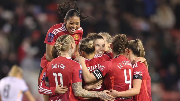 Celin Bizet Ildhusoy dari Manchester United merayakan mencetak gol ketiga timnya dengan rekan satu tim selama pertandingan Liga Super Wanita Barclays antara Manchester United dan Brighton & Hove Albion di Leigh Sports Village