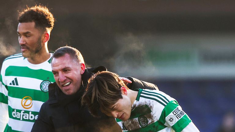 DINGWALL, SCOTLAND - 11 JANUARI: Manajer Celtic Brendan Rodgers dan Kyogo Furuhashi dari Celtic selama pertandingan Liga Utama William Hill antara Ross County dan Celtic di Global Energy Stadium, pada 11 Januari 2025, di Dingwall, Skotlandia. (Foto oleh Craig Williamson / Grup SNS)