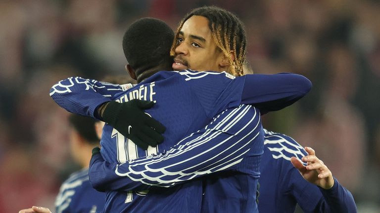 Los goleadores Ousmane Dembele y Bradley Barcola celebran durante el choque de la Liga de Campeones del PSG con Stuttgart