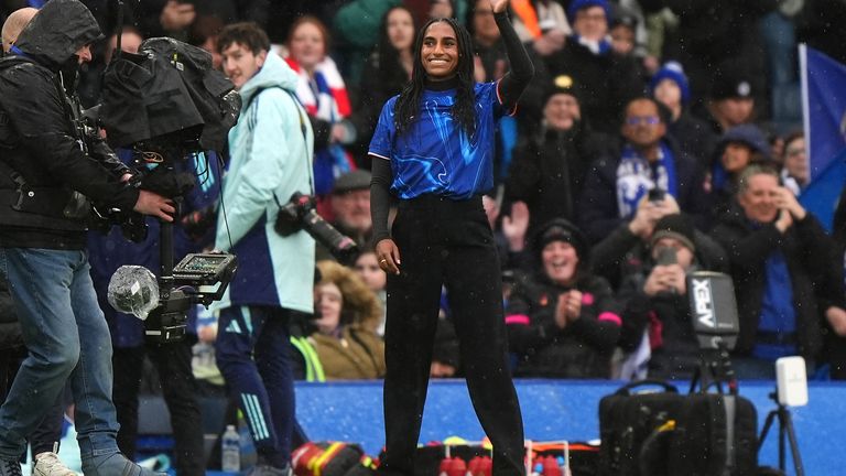 Girma diluncurkan kepada para penggemar di Stamford Bridge menjelang pertandingan WSL Chelsea dengan Arsenal pada hari Minggu