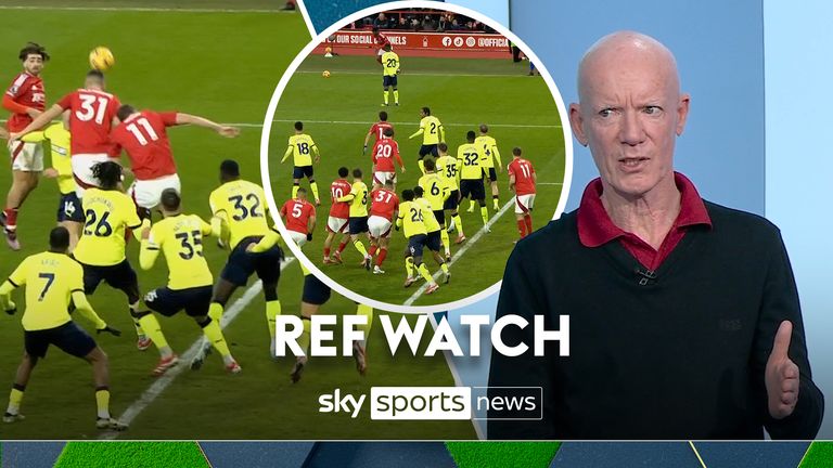 Dermot Gallagher concorda com a VAR para proibir o gol de Nikola Milenkovic contra Southampton quando Chris Wood veio de uma posição de impedimento e os defensores de Southampton impediram o desafio da bola. 