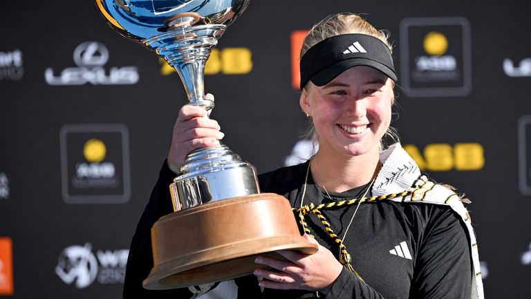 Clara Tauson berpose dengan piala ASB Classic di Auckland (Associated Press)