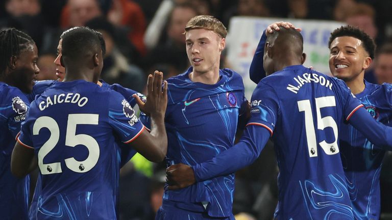 Cole Palmer dari Chelsea merayakan bersama rekan satu timnya setelah mencetak gol (AP Photo/Ian Walton)