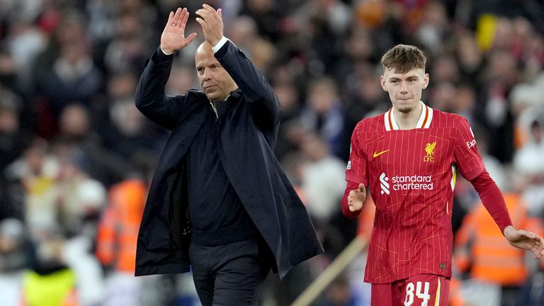 Manajer Liverpool Arne Slot dan Conor Bradley dari Liverpool bertepuk tangan kepada para penggemar di akhir pertandingan sepak bola fase pembuka Liga Champions antara Liverpool dan Real Madrid di Stadion Anfield, Liverpool, Inggris, Rabu, 27 November 2024. (AP Photo/Jon Super)