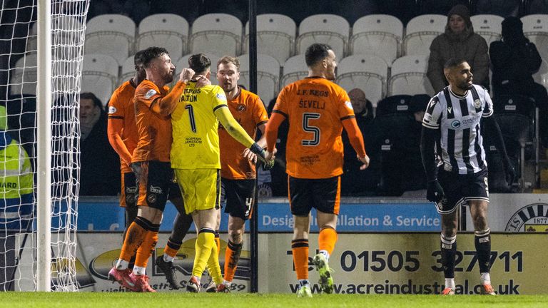 PAISLEY, SCOTLAND - 11 JANUARI: Penjaga gawang Dundee United Jack Walton diberi ucapan selamat oleh rekan satu timnya setelah menyelamatkan penalti dari Toyosi Olusanya dari St Mirren selama pertandingan William Hill Premiership antara St Mirren dan Dundee United di Stadion SMiSA, pada 11 Januari 2025, di Paisley , Skotlandia. (Foto oleh Ross MacDonald / Grup SNS)