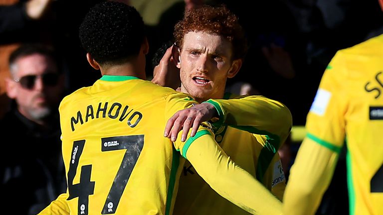 Josh Sargent viert na het geven van Norwich de leiding tegen Swansea