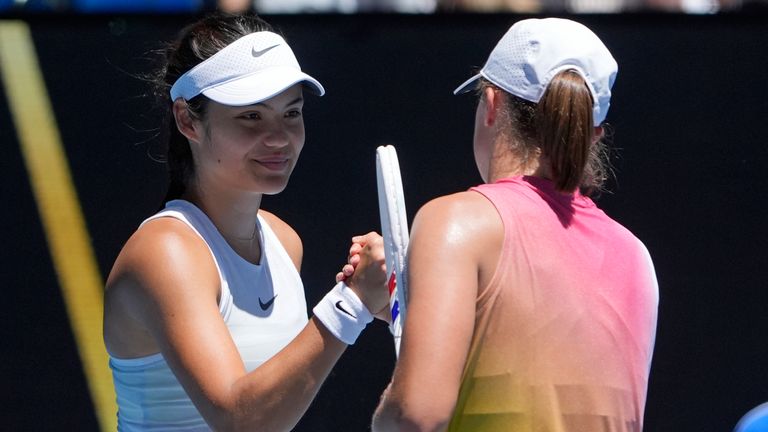 Emma Raducanu dari Inggris mengucapkan selamat kepada Iga Swiatek, kanan, dari Polandia setelah pertandingan putaran ketiga mereka pada kejuaraan tenis Australia Terbuka di Melbourne, Australia, Sabtu, 18 Januari 2025. (AP Photo/Asanka Brendon Ratnayake)