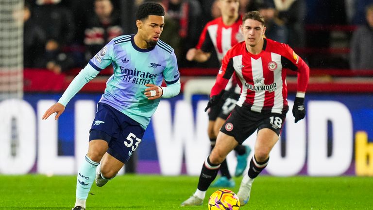 Ethan Nwaneri dari Arsenal, kiri, berlari membawa bola saat pertandingan sepak bola Liga Premier Inggris antara Brentford dan Arsenal di stadion Komunitas Gtech di London, Rabu, 1 Januari 2025. (AP Photo/Kirsty Wigglesworth)