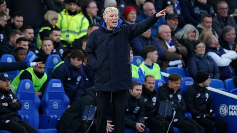 David Moyes menginstruksikan para pemainnya di touchline