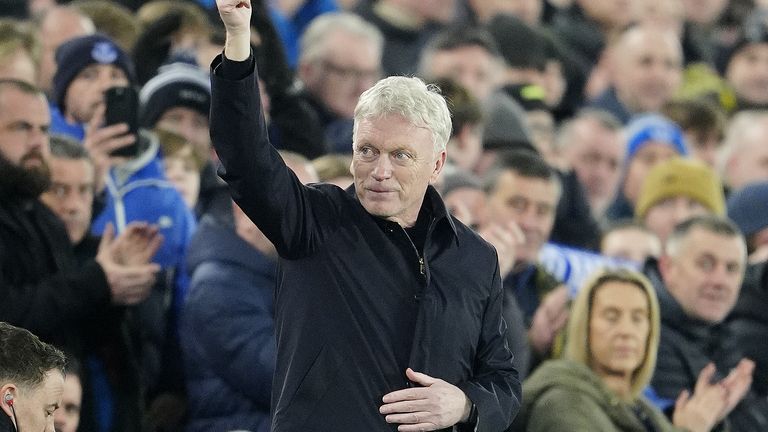 Moyes receives a warm reception back at Goodison