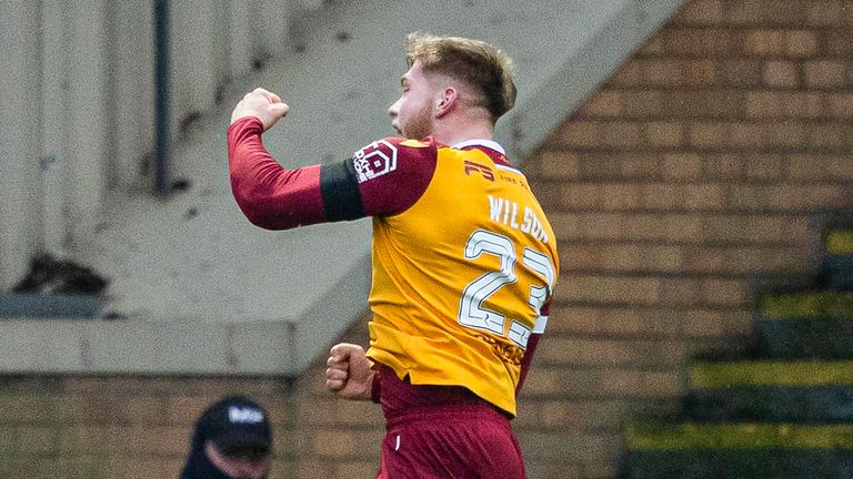 Ewan Wilson dari Motherwell merayakan golnya untuk menjadikan skor 1-0 vs Aberdeen