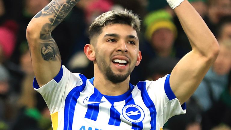 Julio Enciso melakukan selebrasi setelah mencetak gol ketiga Brighton di Norwich