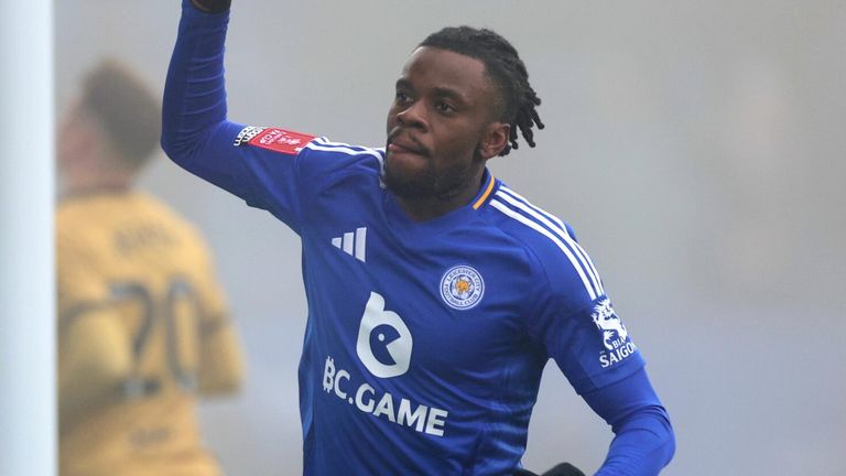 Stephy Mavididi viert feest nadat Leicester de voorsprong tegen QPR heeft hersteld