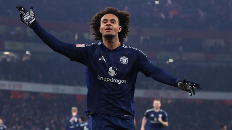 Joshua Zirkzee merayakannya setelah mencetak gol penalti penentu dalam kemenangan adu penalti Manchester United di Arsenal