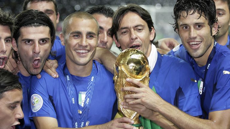 Vincenzo Iaquinta, Fabio Cannavaro, Filippo Inzaghi en Fabio Grosso vieren feest met de WK-trofee na de finale van het WK voetbal tussen Italië en Frankrijk in het Olympisch Stadion in Berlijn, zondag 9 juli 2006. Italië won met 5-3 via penalty trapt na een 1-1 gelijkspel na verlenging.