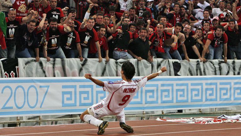 Filippo Inzaghi van AC Milan viert feest na het scoren van de openingstreffer tijdens de Champions League-finale voetbalwedstrijd tussen AC Milan en Liverpool in het Olympisch Stadion in Athene op 23 mei 200