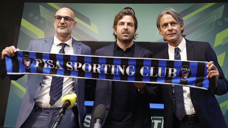 Davide Vaira van Pisa Sporting Club, Giovanni Corrado van Pisa Sporting club en Filippo Inzaghi manager van Pisa Sporting Club tijdens een persconferentie om de nieuwe manager Filippo Inzaghi te presenteren in Stadio Arena Garibaldi op 10 juli 2024 in Pisa, Italië. 