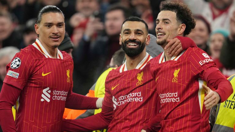 Mohamed Salah dari Liverpool merayakannya dengan rekan setimnya Darwin Nunez dan Curtis Jones setelah mencetak gol melawan Lille di Liga Champions