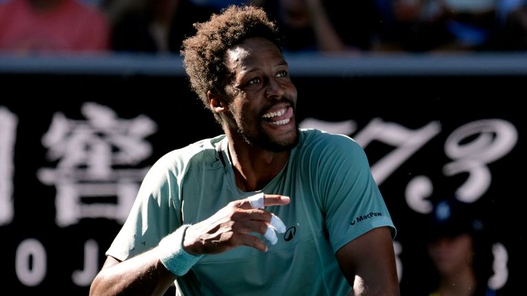 Gael Monfils dari Prancis merayakannya setelah mengalahkan Taylor Fritz dari AS pada pertandingan putaran ketiga kejuaraan tenis Australia Terbuka di Melbourne, Australia, Sabtu, 18 Januari 2025. (AP Photo/Manish Swarup)