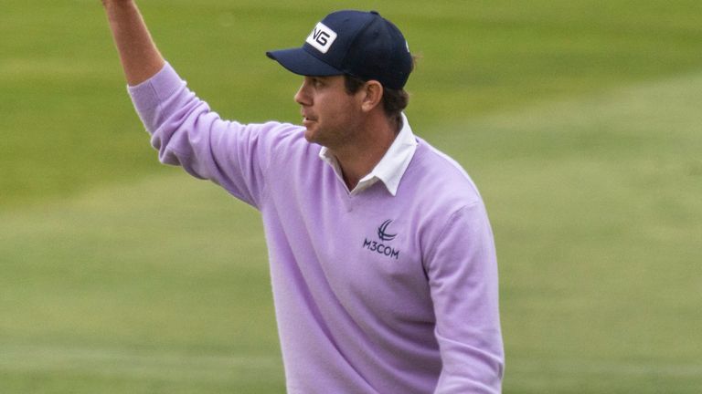 La Jlala, California - January 25: Harris Engelich holds his ball after he won his victory over the eighteenth green color during the last round of the farmers insurance championship, Saturday, January 25, 2025, at Tori Pins Golf Stadium in La Gola, California. (Tony Ding/ICON SPORTSWIRIRE) (ICON SPORTSWIRE) 