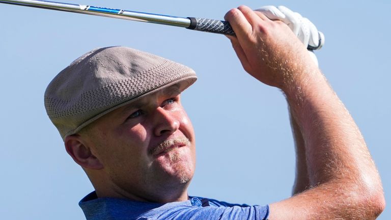 Harry Hall, dari Inggris, melakukan pukulan dari tee ke-17 pada putaran kedua acara golf Sony Open, Jumat, 10 Januari 2025, di Waialae Country Club di Honolulu. (Foto AP/Matt York)