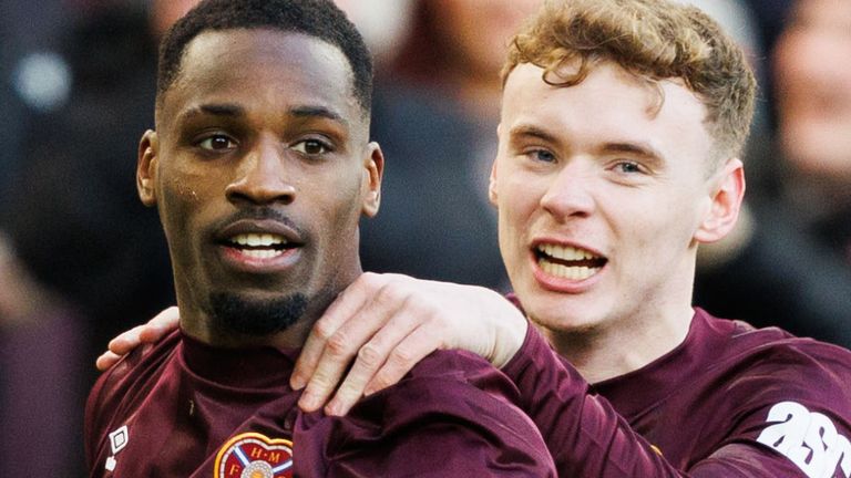 EDINBURGH, Skotlandia - 25 Januari: Hearts 'Elton Kabangu merayakan dengan Adam Forrester setelah mencetak gol untuk membuatnya 1-0 selama pertandingan William Hill Premiership antara Heart of Midlothian dan Kilmarnock di Tynecastle Park, pada 25 Januari 2025, di Edinburgh, Scotland. (Foto oleh Ross Parker / SNS Group)