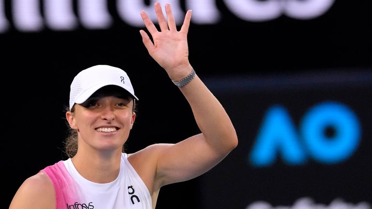 Iga Swiatek dari Polandia melambai setelah mengalahkan Eva Lys dari Jerman pada pertandingan putaran keempat kejuaraan tenis Australia Terbuka di Melbourne, Australia, Senin, 20 Januari 2025. (AP Photo/Asanka Brendon Ratnayake)