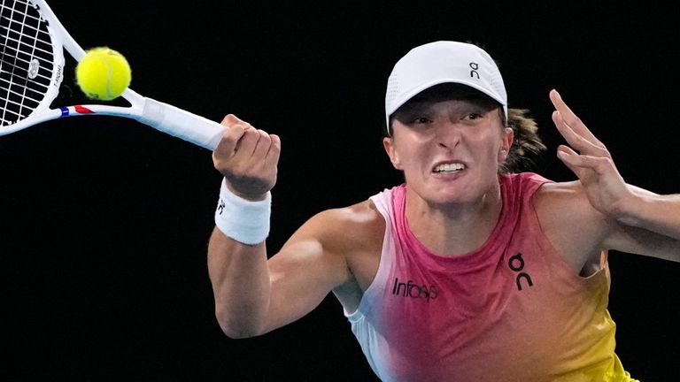 Iga Swiatek dari Polandia melakukan pukulan forehand kembali ke Madison Keys dari AS pada pertandingan semifinal kejuaraan tenis Australia Terbuka di Melbourne, Australia, Kamis, 23 Januari 2025. (AP Photo/Vincent Thian)