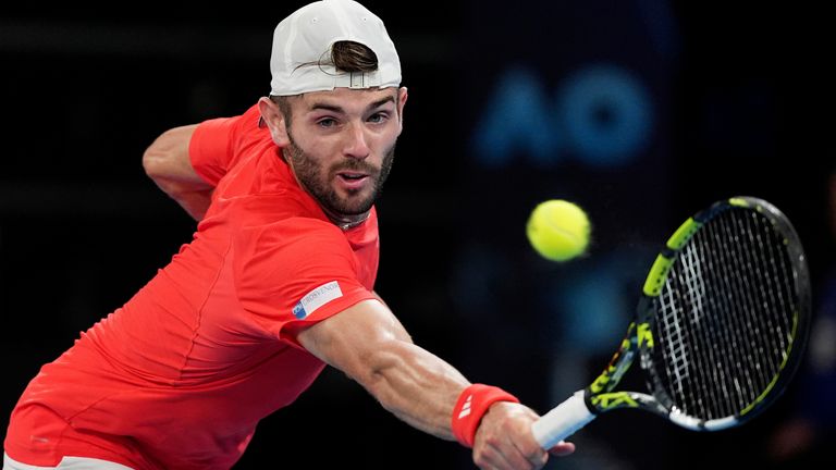 Jacob Fearnley dari Inggris melakukan pukulan backhand ke Nick Kyrgios dari Australia pada pertandingan putaran pertama mereka di kejuaraan tenis Australia Terbuka di Melbourne, Australia, Senin, 13 Januari 2025. (AP Photo/Ng Han Guan)