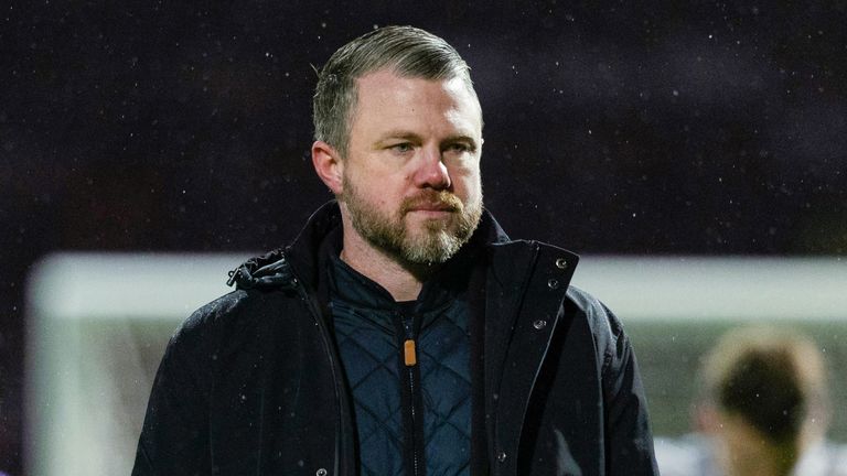 It seems that the director of Aberdeen Jimmy Thynin looks completely depressed