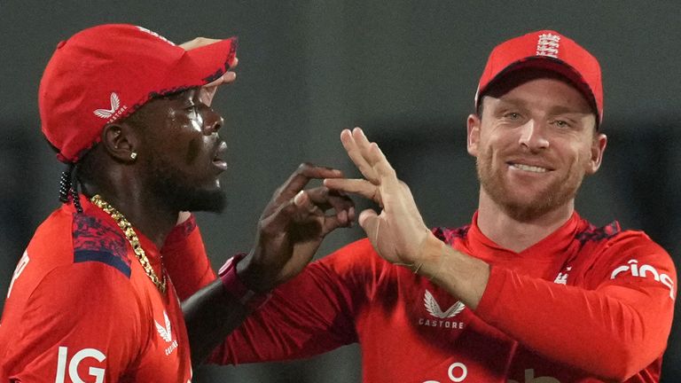 Jofra Archer Inggris, kiri, dan Kapten Jos Button merayakan gawang Abhishek Sharma India selama pertandingan kriket Twenty20 antara Inggris dan India di Rajkot, India, Selasa, 28 Januari 2025. (Foto AP/Ajit Solanki)