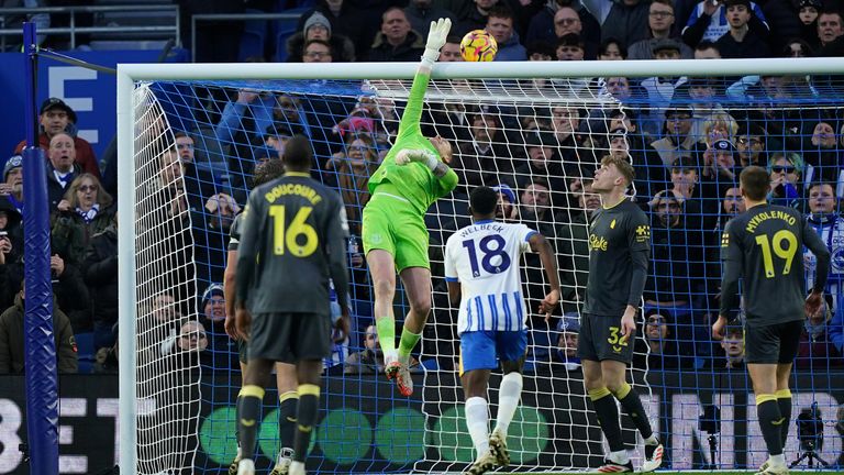 Jordan Pickford mengawasi bola di atas mistalnya