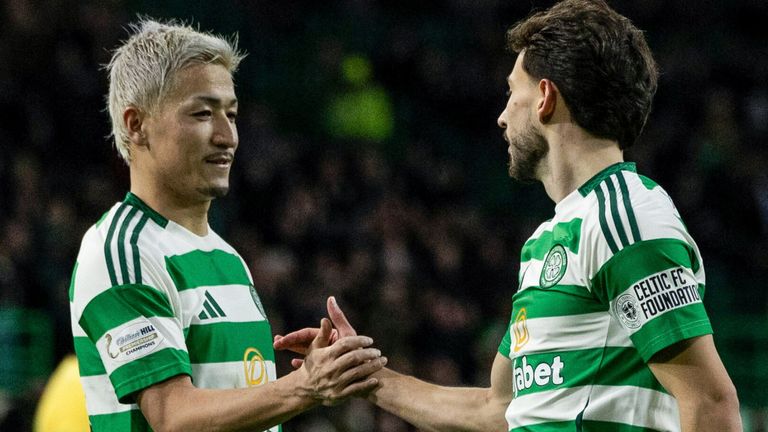 Nicolas Kuhn (kanan) dan Daizen Maeda (kiri) diragukan tampil dalam lawatan Celtic ke Ross County