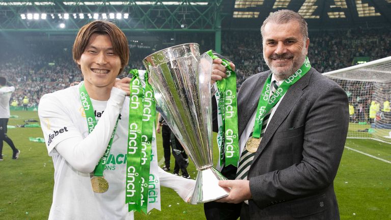 GLASGOW, SCOTLAND - 27 MEI: Kyogo Furuhashi dan Manajer Celtic Ange Postecoglou merayakan kemenangan gelar Liga Utama selama pertandingan Liga Utama antara Celtic dan Aberdeen di Celtic Park, pada 27 Mei 2023, di Glasgow, Skotlandia. (Foto oleh Craig Williamson / Grup SNS)